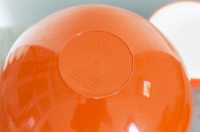 null LAMOTTE - EDITION GUILLOIS
Bac à glaçons suggérant une boule de bowling en plastique...