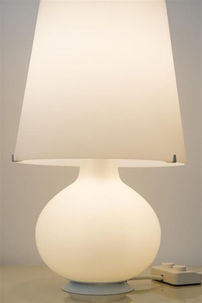 null Max INGRAND (1908-1969)
Lampe en opaline, modèle 1853 à pied boule et abat-jour...
