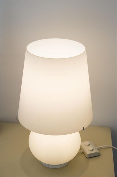 null Max INGRAND (1908-1969)
Lampe en opaline, modèle 1853 à pied boule et abat-jour...