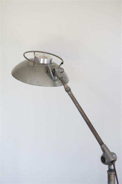 null Ferdinand SOLERE (20ème)
Lampadaire articulé en métal laqué gris à base circulaire...