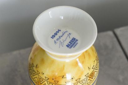 null Alessandro MENDINI (Né en1931)
Vase couvert modèle 100% Make-up en porcelaine...