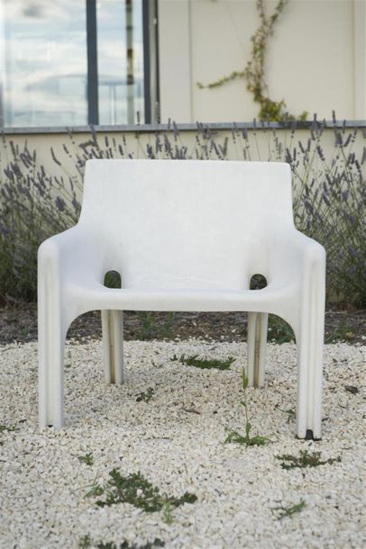 null Vico MAGISTRETTI (1920 - 2006)
Paire de fauteuils modèle Gaudi en plastique...