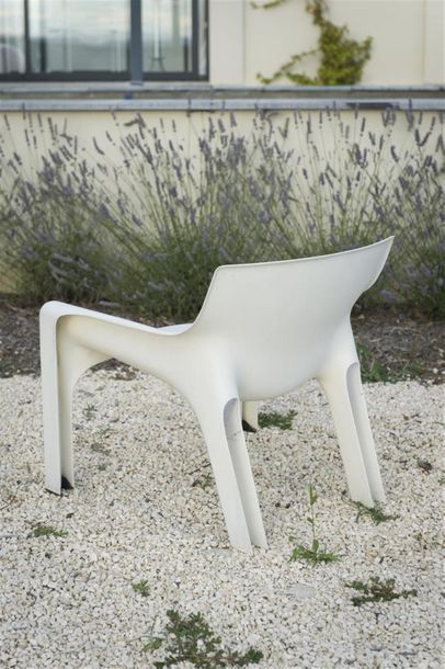 null Vico MAGISTRETTI (1920 - 2006)
Paire de fauteuils modèle Gaudi en plastique...