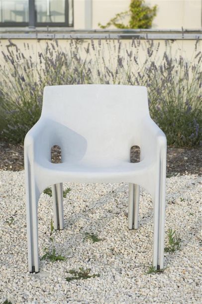 null Vico MAGISTRETTI (1920 - 2006)
Paire de fauteuils modèle Gaudi en plastique...