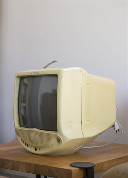 null Philippe STARCK (Né en 1949) & THOMSON
Télévision modèle Zéo avec sa télécommande
Circa...