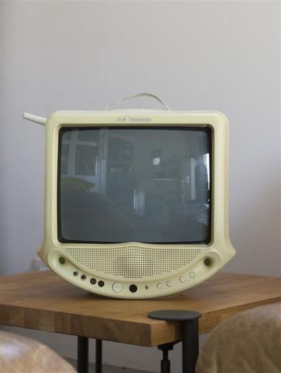 null Philippe STARCK (Né en 1949) & THOMSON
Télévision modèle Zéo avec sa télécommande
Circa...