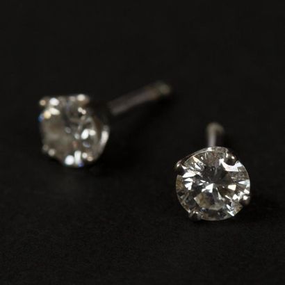 null Paire de puces d'oreilles en or gris, 18K (750) griffées d'un petit diamant...
