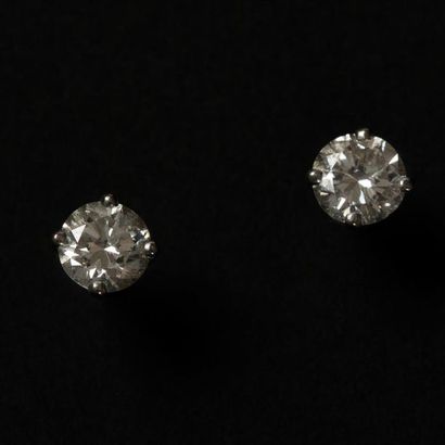 null Paire de puces d'oreilles en or gris, 18K (750) griffées d'un petit diamant...