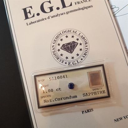 null Deux Saphir de 0,96 carat. Certificat EGL n°5010106 en date du 2 janvier 1985...