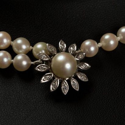 null Bracelet trois rangs de perles de culture, fermoir fleur en or blanc 18K (750)...