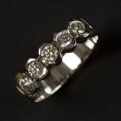 null Bague jarretière en or blanc, suite de cinq diamants en demi serti clos. Poids...