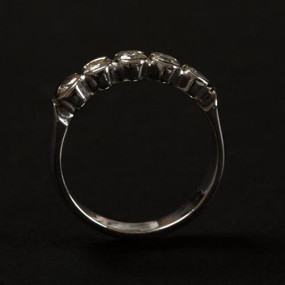 null Bague jarretière en or blanc, suite de cinq diamants en demi serti clos. Poids...