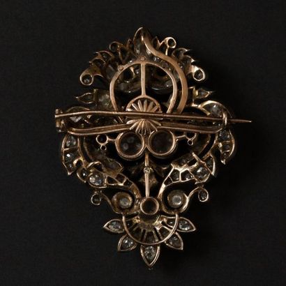 null Broche ou pendentif en or 18K (750) et argent, formant volutes et bouquet de...