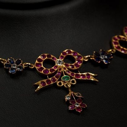 null Collier draperie de noeuds Louis XVI en rubis, saphirs et diamants avec perles...