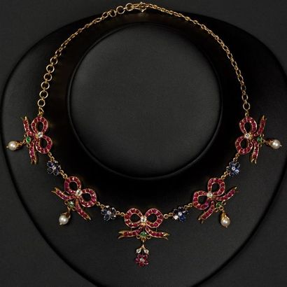 null Collier draperie de noeuds Louis XVI en rubis, saphirs et diamants avec perles...