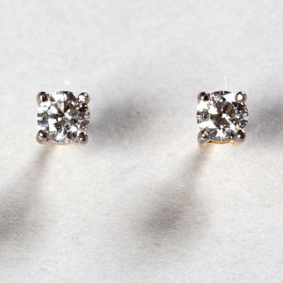 null Paire de puces d'oreilles en or blanc 18K (750) griffées de diamants pour 0,70...