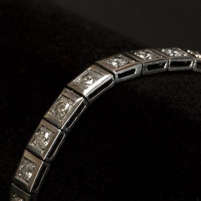 null Bracelet en or blanc 18K (750) suite de diamants disposés en chute. Chaine de...