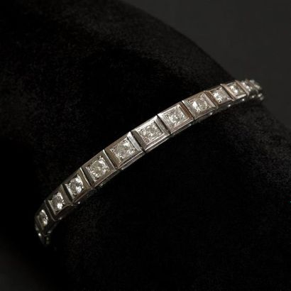 null Bracelet en or blanc 18K (750) suite de diamants disposés en chute. Chaine de...