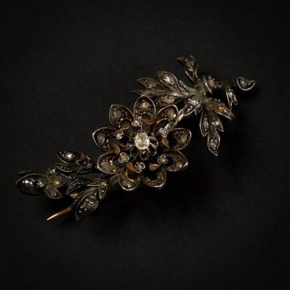 null Broche en or rose 18K (750) formant feuillage et fleur sertis de diamants taille...