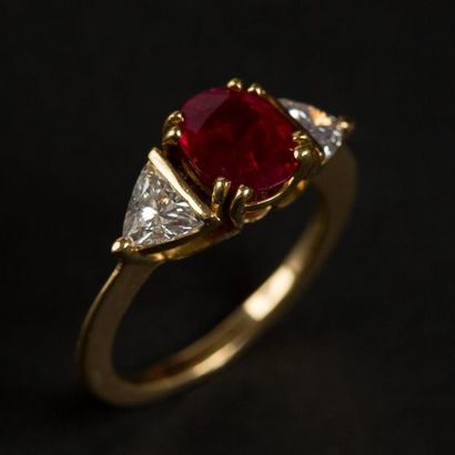 null Bague en or (750) 18K ornée d'un rubis birman naturel, de taille ovale de 1,70...