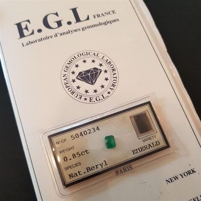 null Emeraude 0,85 carat. Certificat EGL n°5040234 en date du 17 avril 1985 