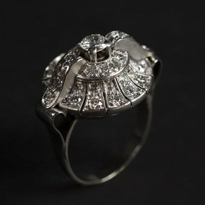 null Bague en platine et or blanc (750) 18K, dôme circulaire de diamants taille ancienne...