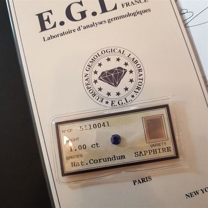 null Deux saphirs de 0,91 carat. Certificat EGL n°5010114 en date du 2 janvier 1985....
