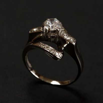 null Bague en or blanc 18K (750) croisée, anneau serti de diamants, au centre un...
