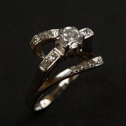 null Bague en or blanc 18K (750) croisée, anneau serti de diamants, au centre un...