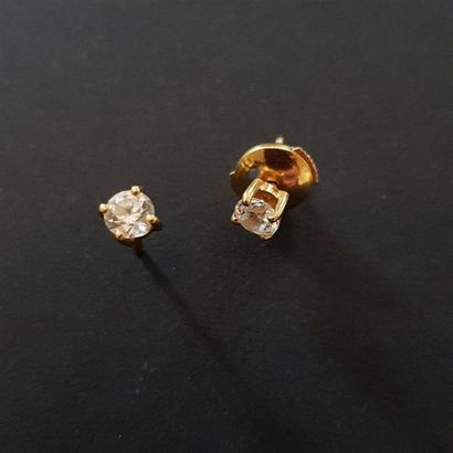 null Paire de puces en or jaune (750) 18K griffées d'un diamant. Système alpa 