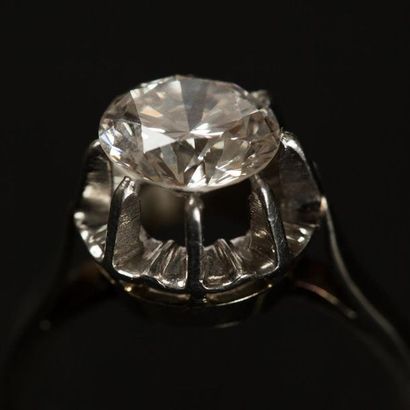 null Bague en platine et or blanc (750) 18K griffée d'un diamant demi-taille de 2,11...