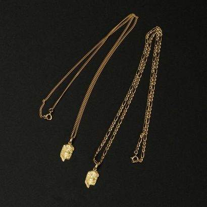 null Lot en or jaune 18K (750) : deux chaines en or jaune avec deux pendentifs religieux....