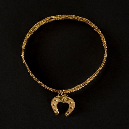 null Bracelet jonc rigide ouvrant en or jaune (750) 18K, décor ajouré et perlé, avec...
