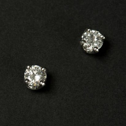 null Paire de puces d'oreilles en or blanc 18K (750) griffées de diamants pour 0,70...