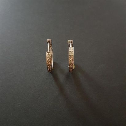 null Paire de boucles d'oreilles créoles en or blanc 18 K(750), serties de diamants....