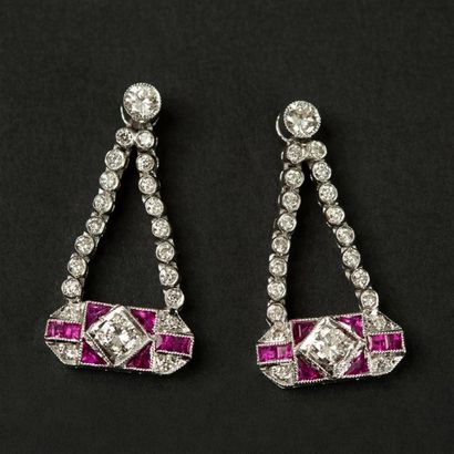 null Paire de pendants d'oreilles en or blanc 18 K (750) deux rangs de diamants retenant...