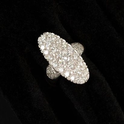 null Bague marquise en or blanc (750) 18K pavée de diamants taille moderne. Poids...