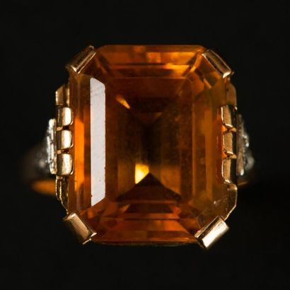 null Bague en or jaune (750) 18K ornée d'une citrine taillée à degré épaulée de diamants...