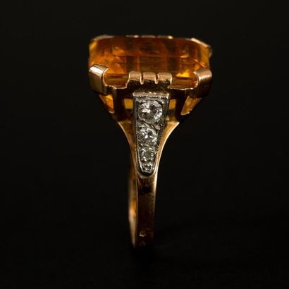 null Bague en or jaune (750) 18K ornée d'une citrine taillée à degré épaulée de diamants...