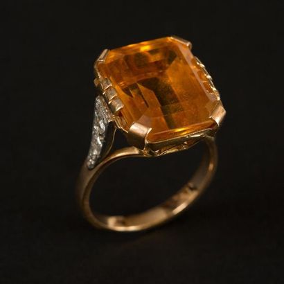 null Bague en or jaune (750) 18K ornée d'une citrine taillée à degré épaulée de diamants...