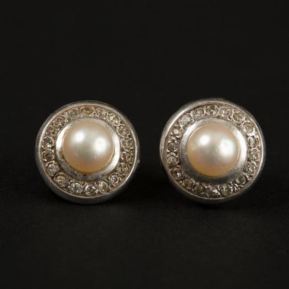 null Paire de clips d'oreilles en or blanc (750) 18K corolle de diamants taille roses...