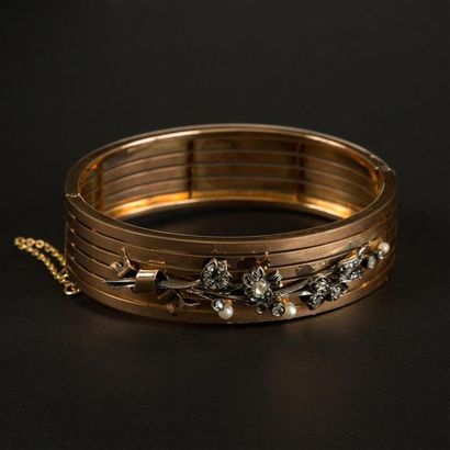 null Bracelet jonc large, ouvrant, en or rose (750) 18K orné en applique d'une gerbe...
