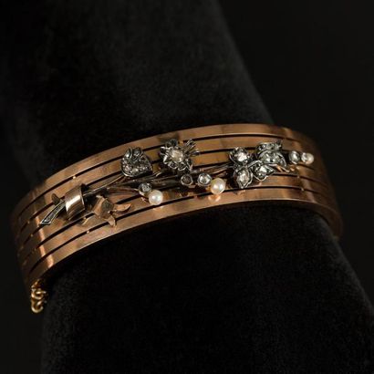 null Bracelet jonc large, ouvrant, en or rose (750) 18K orné en applique d'une gerbe...