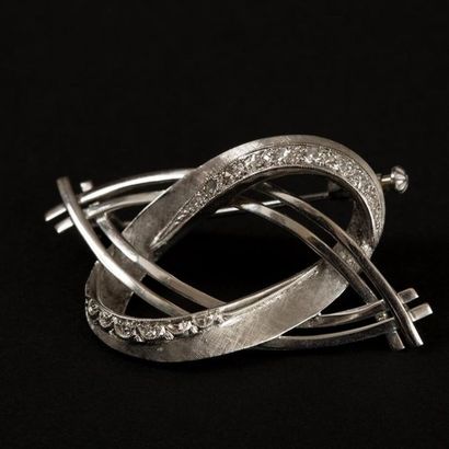 null Broche en or blanc (750) 18K à motif moderniste d'anneaux stylisés entrelacés...