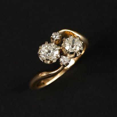 null Bague ancienne dite vous et moi" en or jaune (750) 18K ornée de deux diamants...