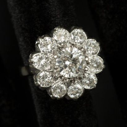 null Bague marguerite en or blanc (750) 18K de 11 diamants taille moderne. Poids...