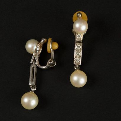 null Paire de pendants d'oreilles en or blanc (750) 18K, ligne de diamants avec une...