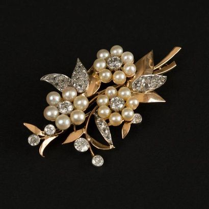 null Broche figurant un bouquet de fleurs en platine et or jaune (750) 18K Les feuilles...