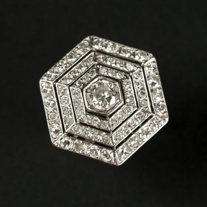 null Bague en platine et or blanc 18 K (750), corbeille hexagonale à trois rangs...