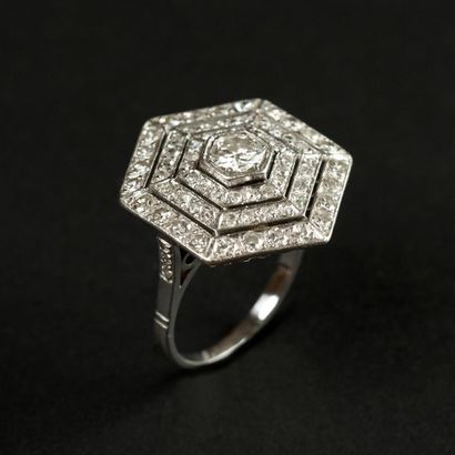 null Bague en platine et or blanc 18 K (750), corbeille hexagonale à trois rangs...